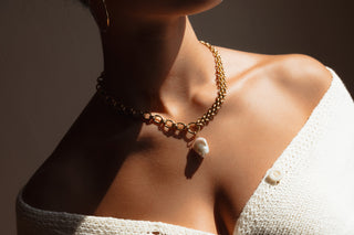 THE AMBER NECKLACE