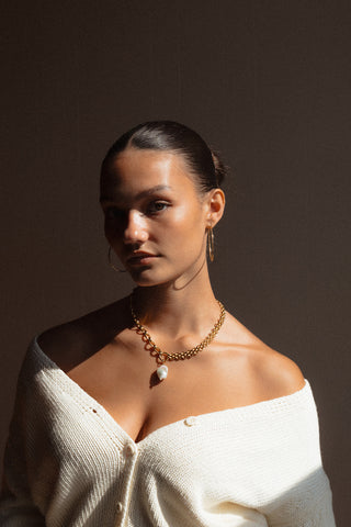 THE AMBER NECKLACE