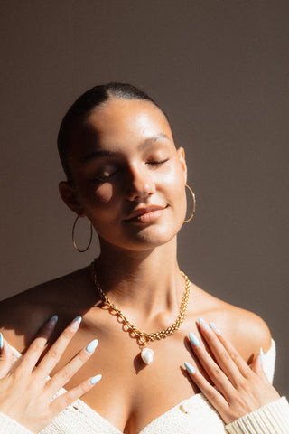 THE AMBER NECKLACE